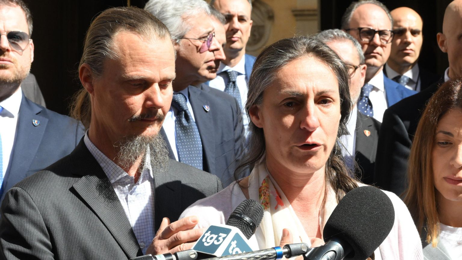 I genitori della “famiglia nel bosco”, Catherine Birmingham e Nathan Trevallion, fuori Palazzo Giustiniani al termine dell'incontro con il presidente del Senato Ignazio La Russa