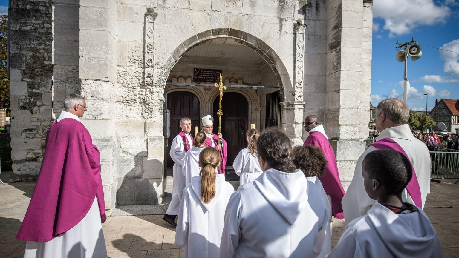 I numeri ora lo confermano: in Francia sempre più persone scelgono la Chiesa cattolica