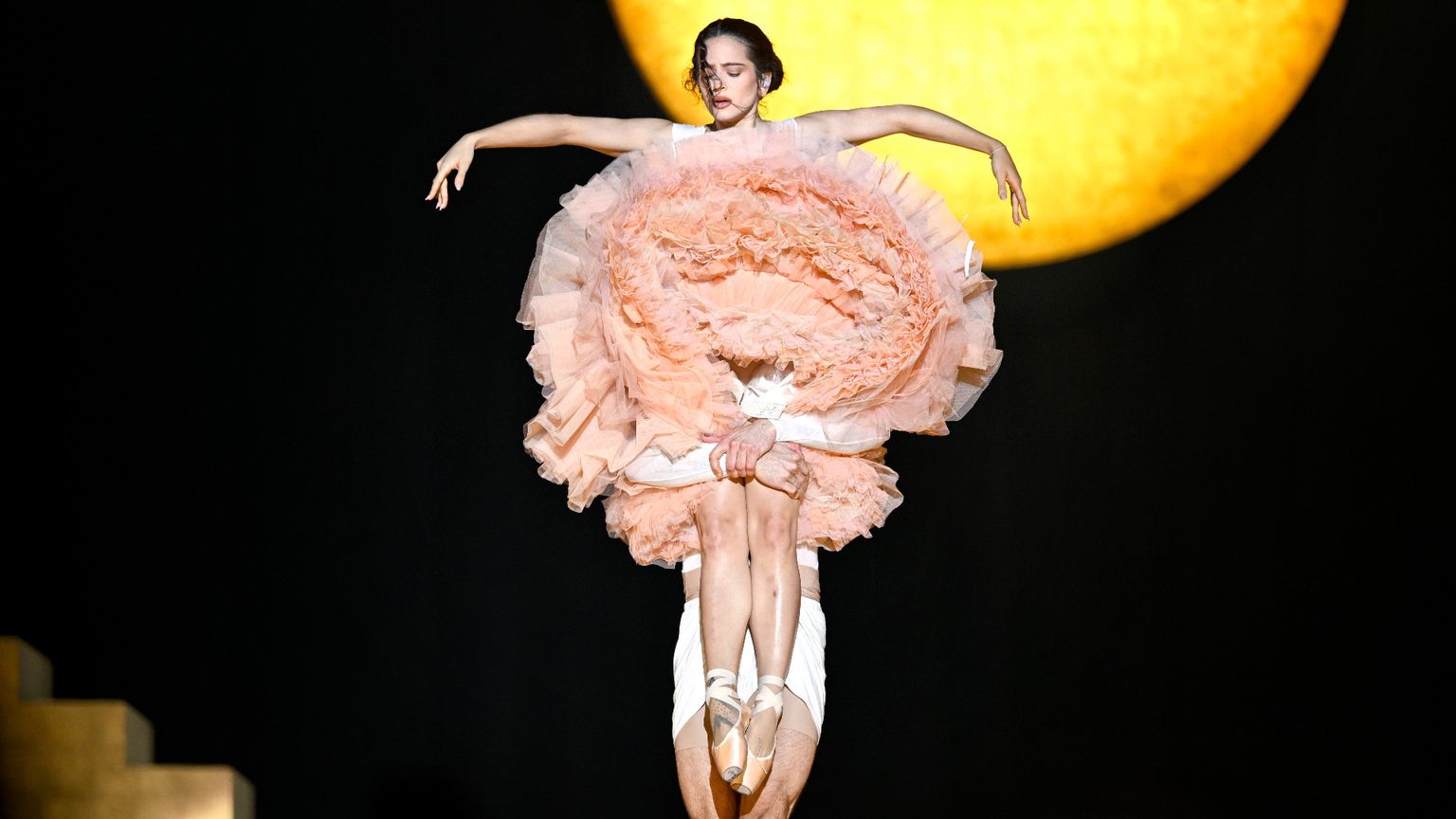 Dio e il sacro tornano su un palco di musica pop. Rosalìa è un caso