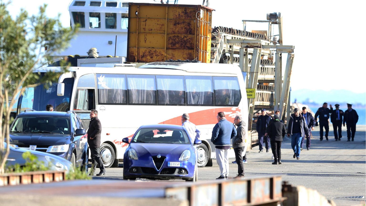 Via libera alla stretta sui rimpatri: cosa ha deciso l’Europa