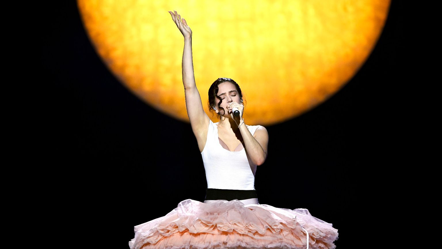 Rosalia sta male e interrompe il concerto a Milano