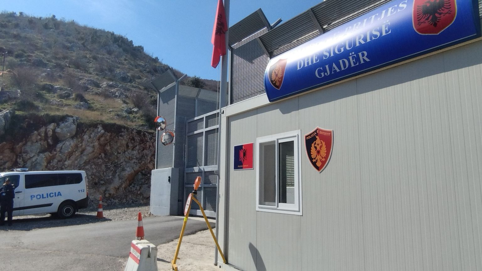 Viaggio a Gjader, l'incubo albanese dei migranti. «Urlano nel silenzio, nessuno risponde»