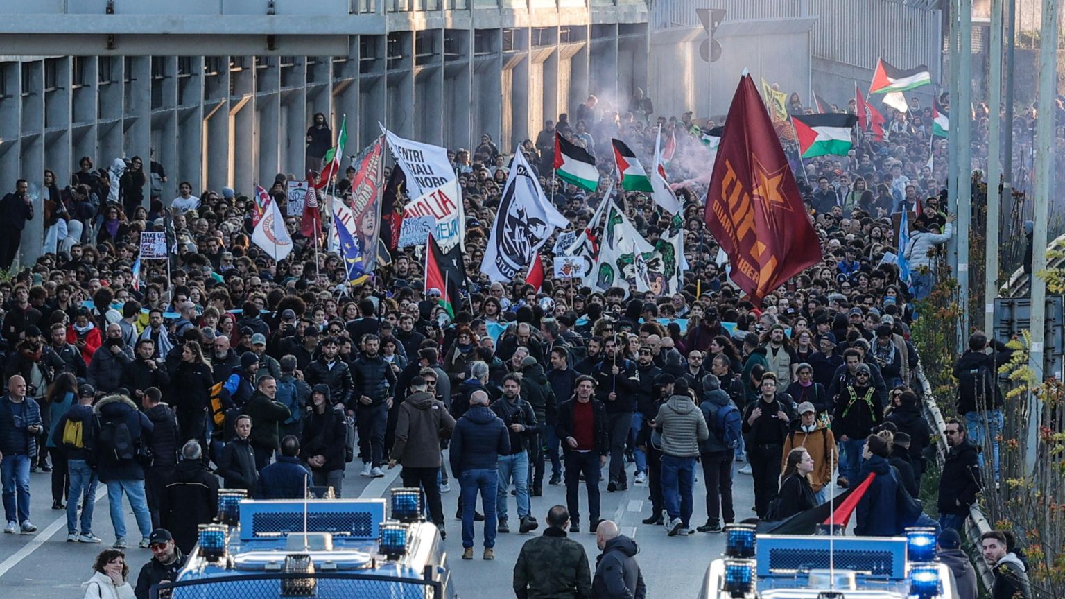 I manifestanti durante il corteo