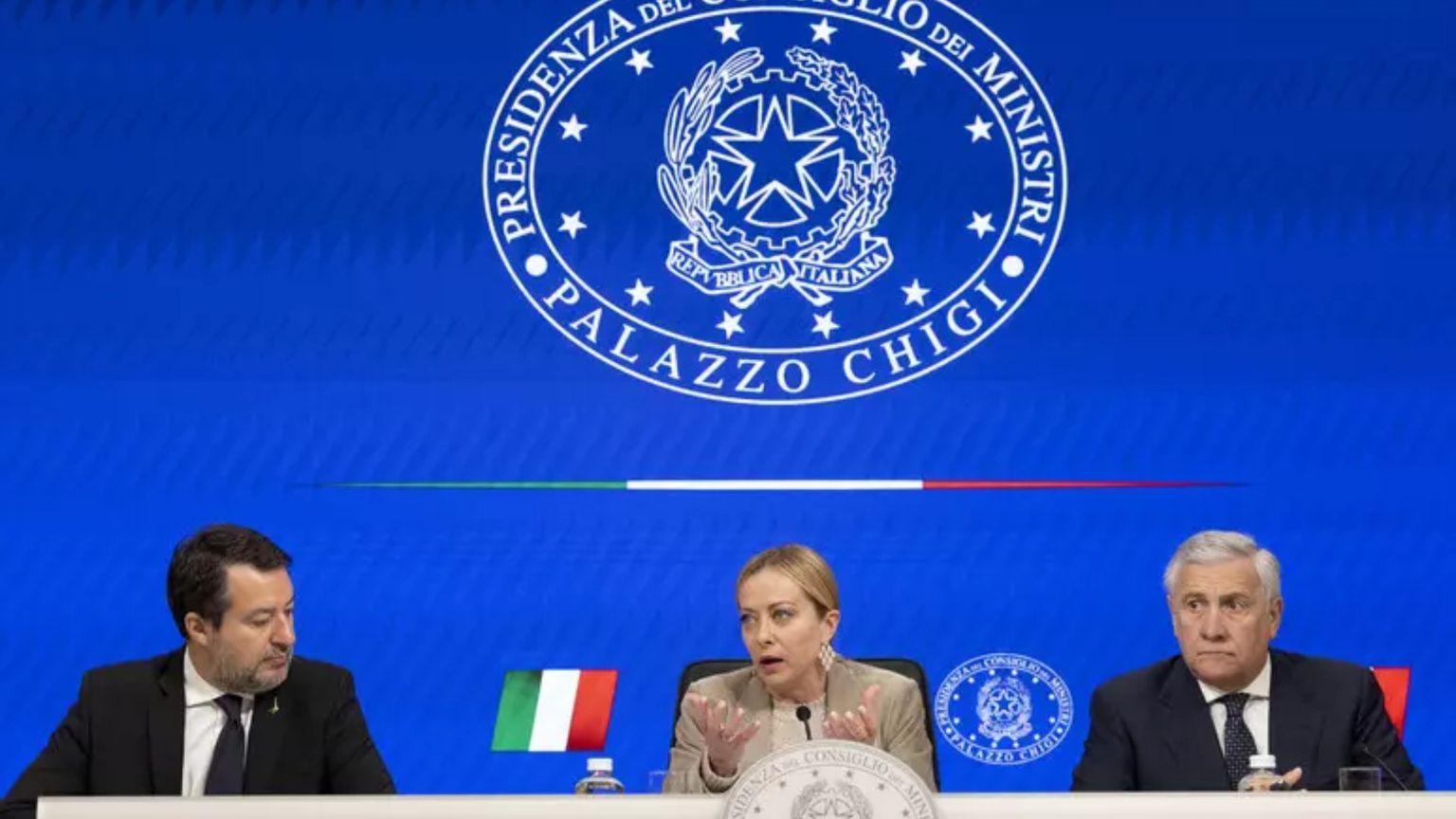 Tajani: «Dal referendum contraccolpi, ma niente voto anticipato»