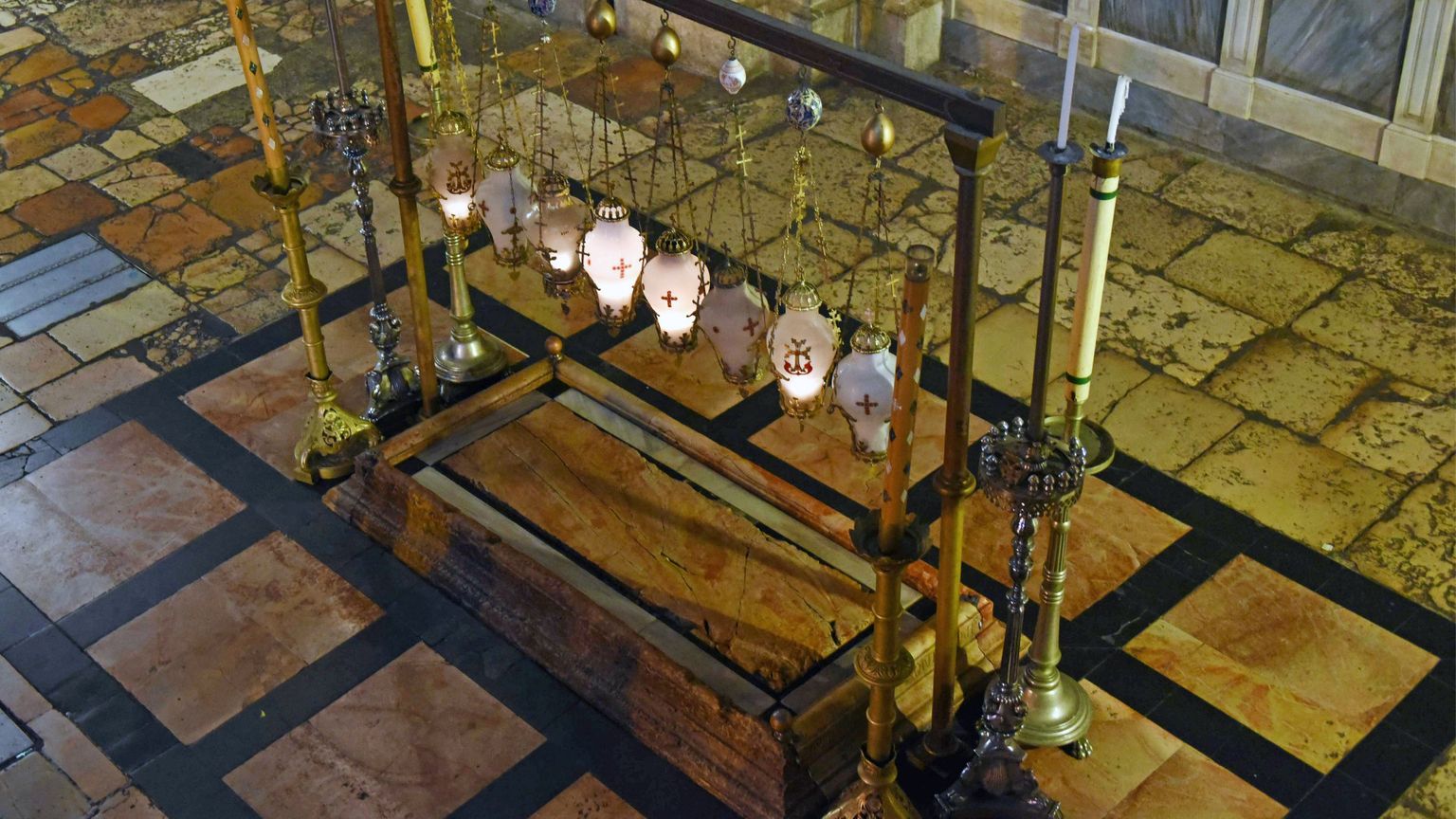 La Pietra dell'unzione nel Santo Sepolcro. Su questa pietra si ritiene che sia stato adagiato il corpo di Gesù e preparato per la sepoltura