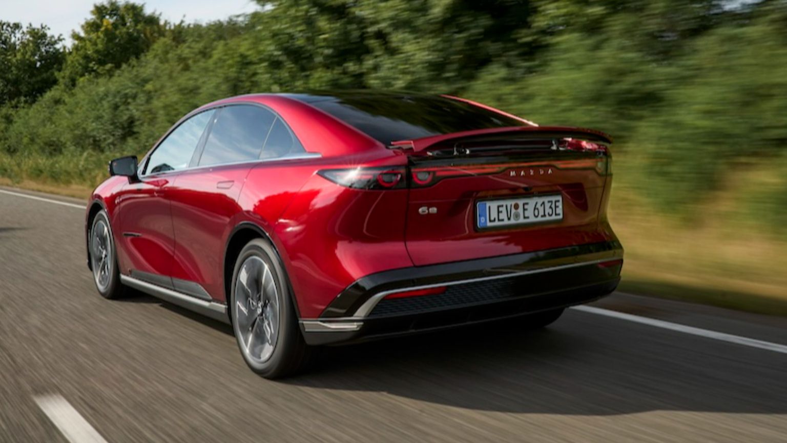 Mazda CX-6e: l'arte del movimento sfida il tempo (e le tedesche)