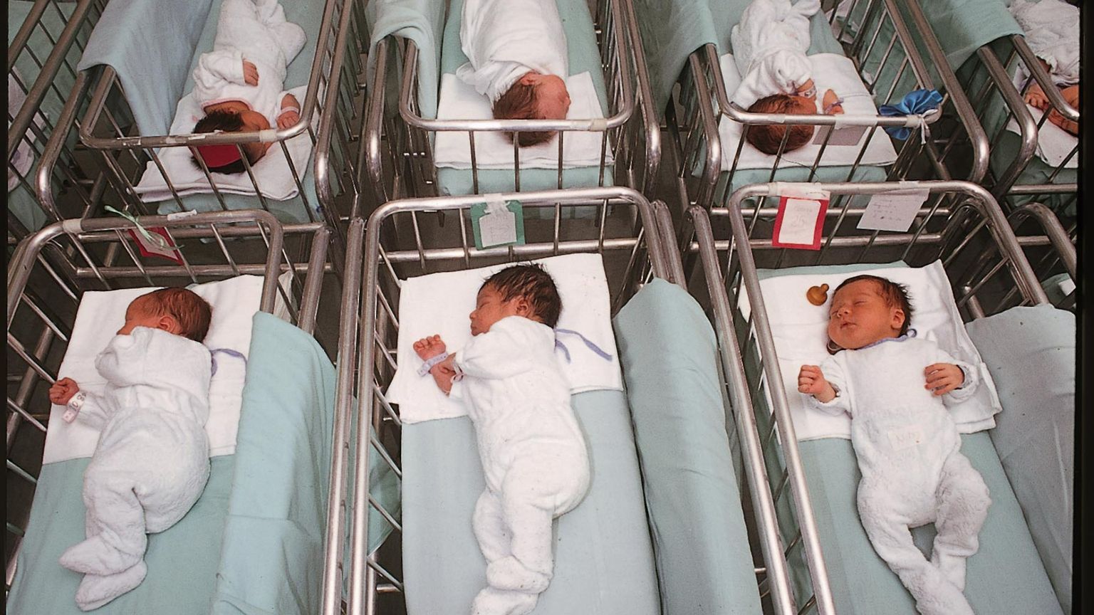 L'Italia non è un Paese per nuovi nati: sempre meno figli, sempre più tardi