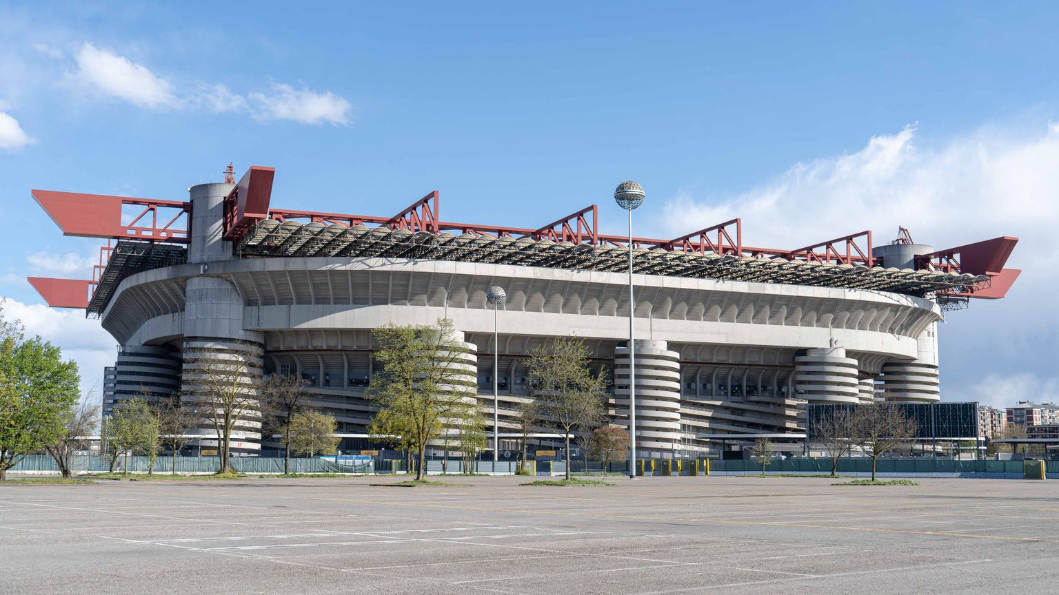 Per i giudici, Inter e Milan hanno pilotato l’iter di vendita di San Siro