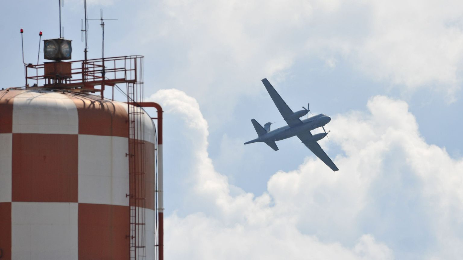 Un velivolo sopra la base di Sigonella