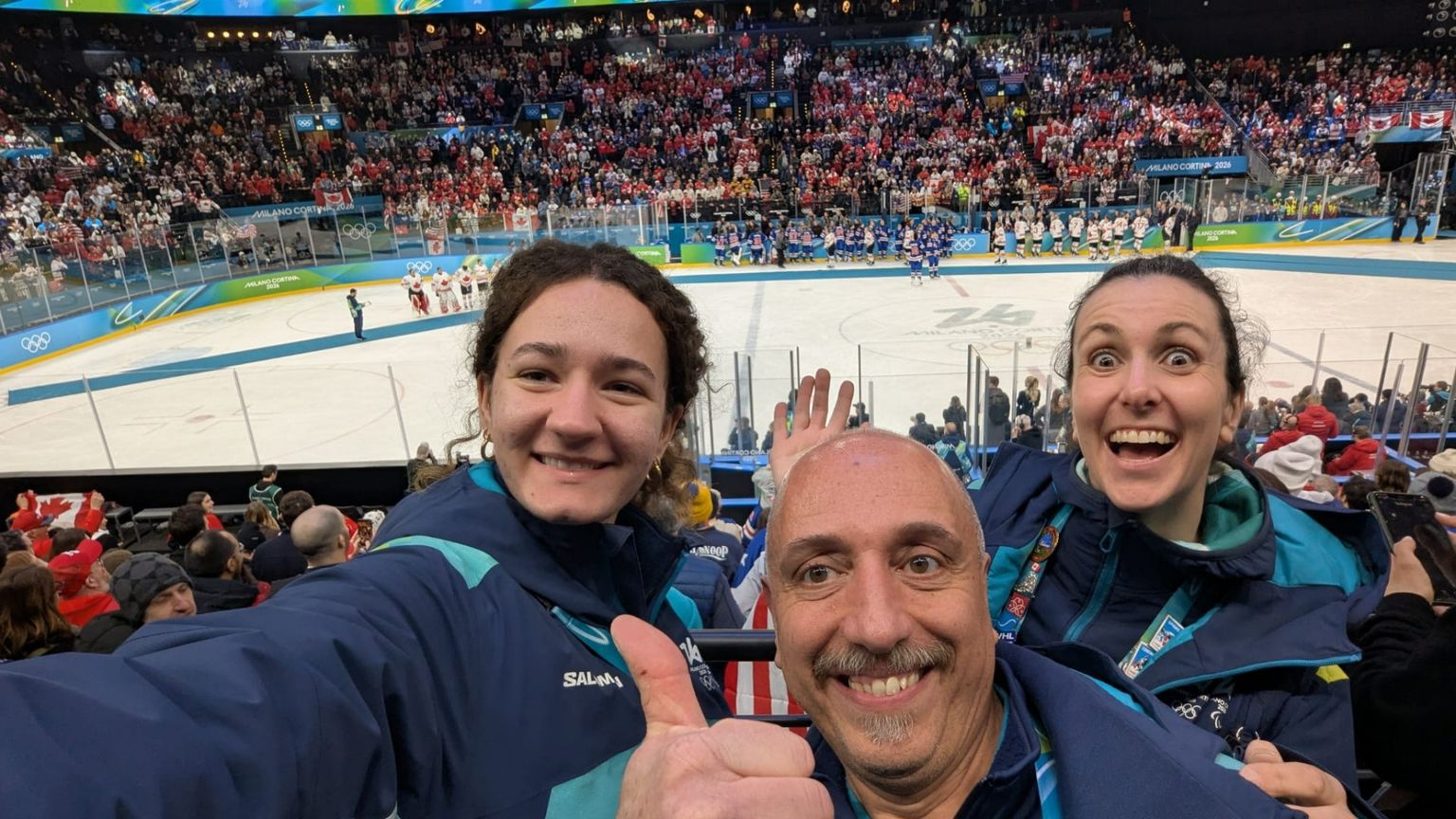 Luca Graziano all'Arena Santa Giulia con altre due volontarie durante le Olimpiadi Milano-Cortina