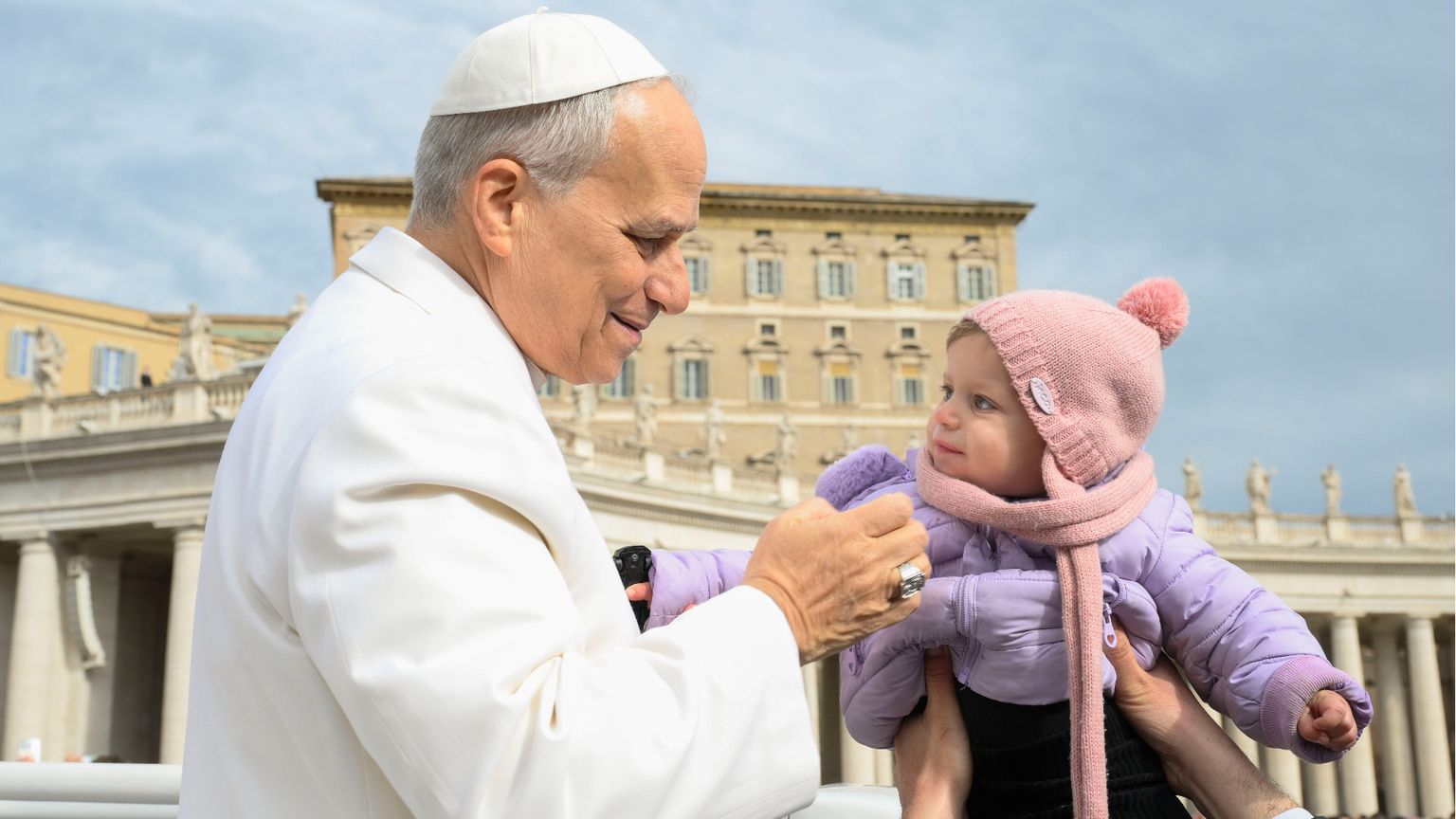Papa Leone XIV saluta una bimba in piazza San Pietro durante l’udienza generale