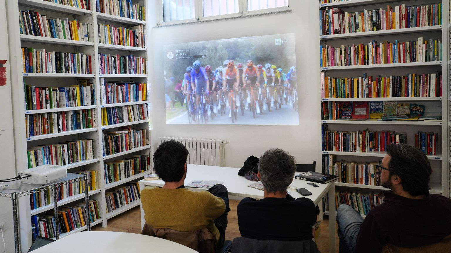 La biblioteca tra i grattacieli che vuole cambiare Milano (partendo da un pallone)