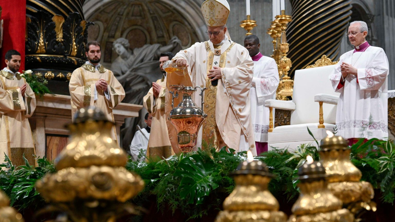 Leone XIV alla Messa Crismale: «Diffondere il profumo di Cristo in quest'ora buia della storia»