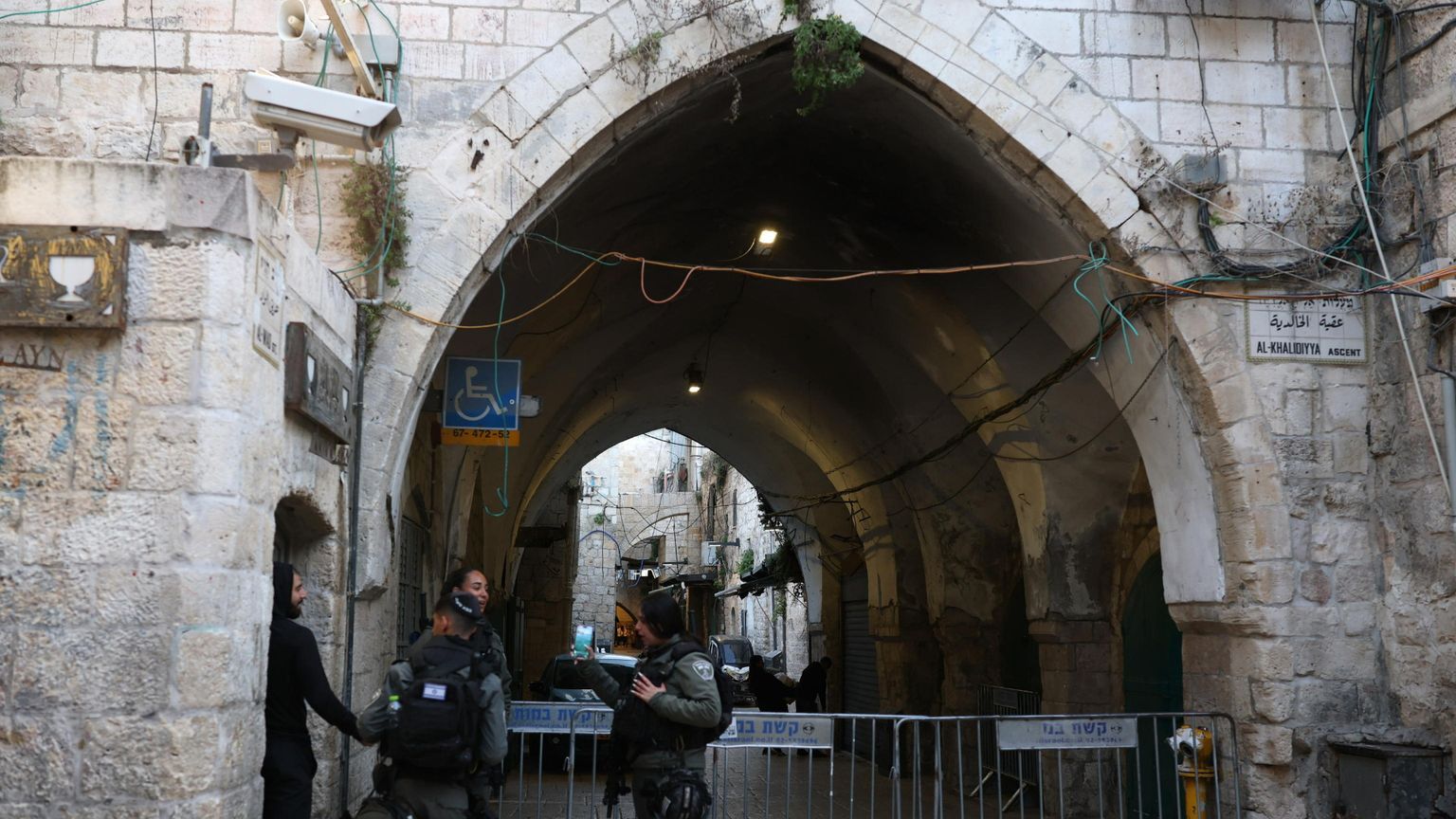 Gerusalemme: un posto di blocco israeliano allestito nella Città Vecchia, lungo una delle vie che conduce al Muro Occidentale / ANSA