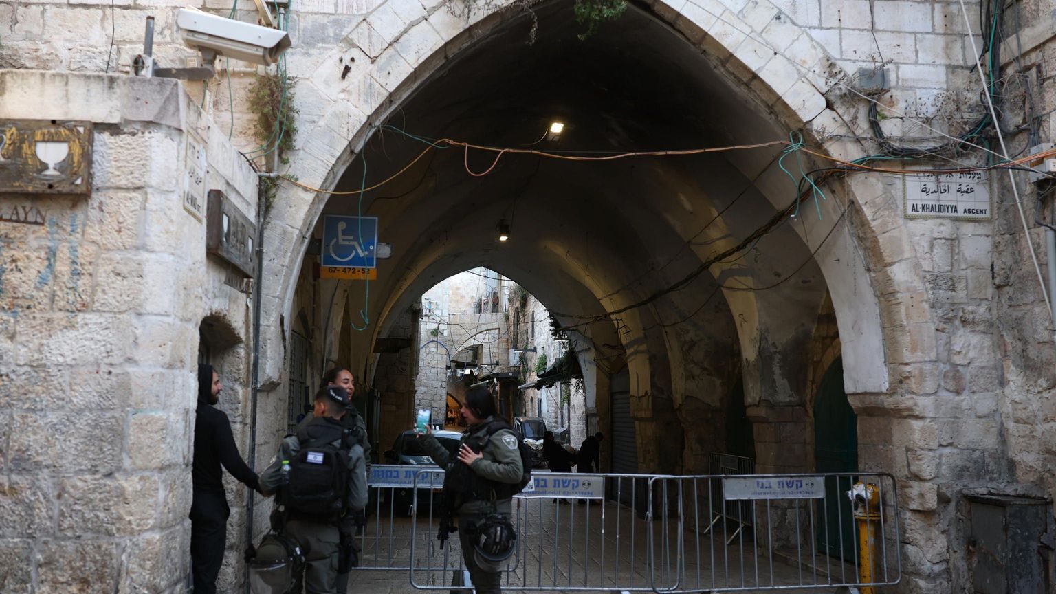 Gerusalemme: un posto di blocco israeliano allestito nella Città Vecchia, lungo una delle vie che conduce al Muro Occidentale / ANSA