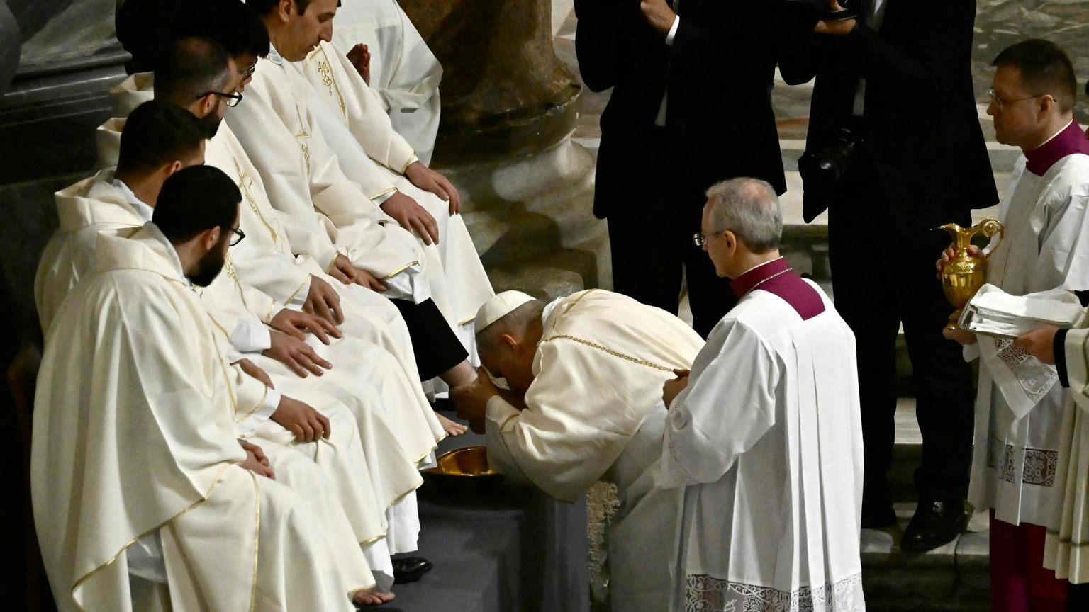 Il Papa: «È bestemmia l’uomo che uccide. Chiniamoci sugli oppressi»