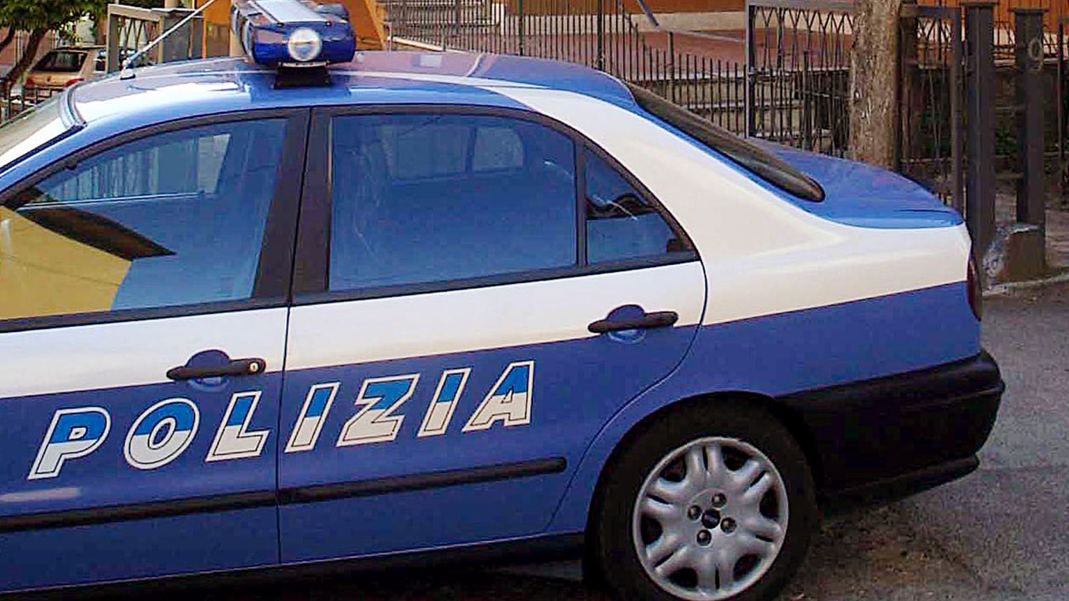 Lo studente che si lancia dalla finestra, il prof che lo salva: è accaduto a Bergamo
