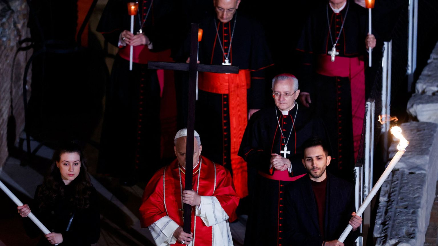 Il Papa e la Via Crucis al Colosseo: chi fa la guerra dovrà risponderne davanti a Dio