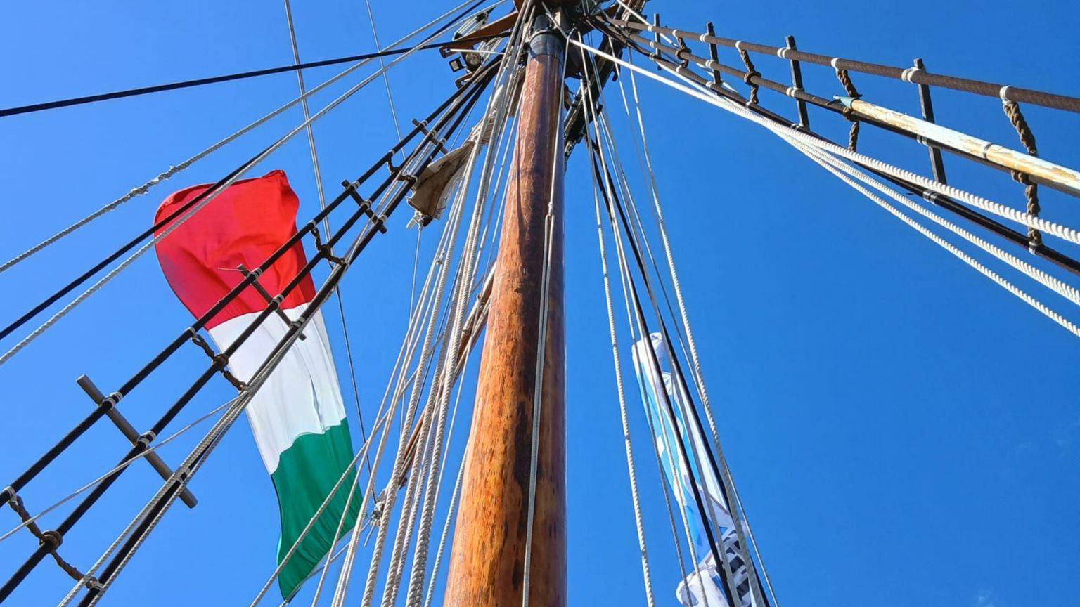 Il tricolore sventola a Sète, su un galeone
