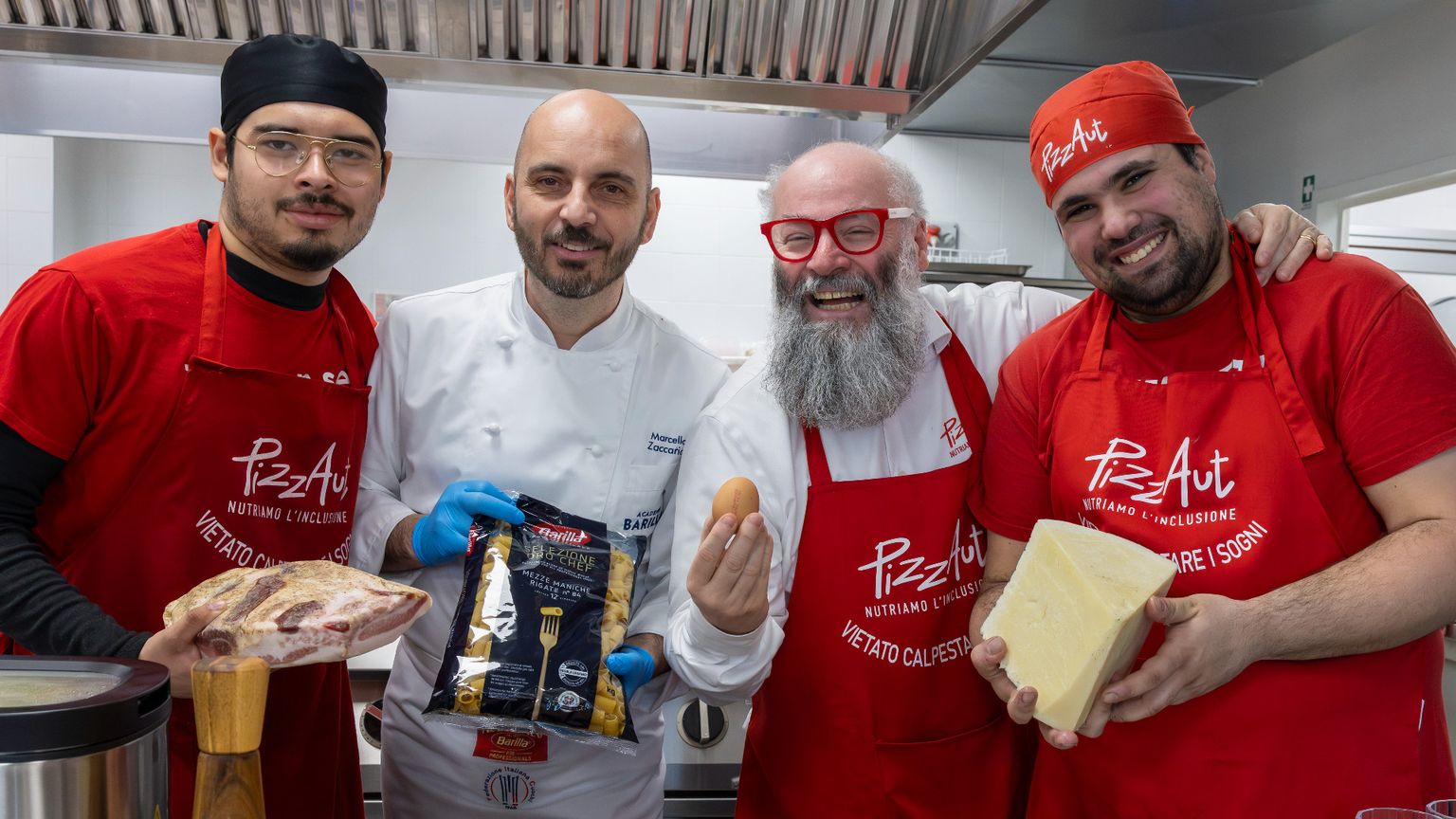 Lo staff dei ragazzi di PizzAut insieme a Nico Acampora e Marcello Zaccaria, chef di Accademia Barilla che ha guidato il percorso di formazione