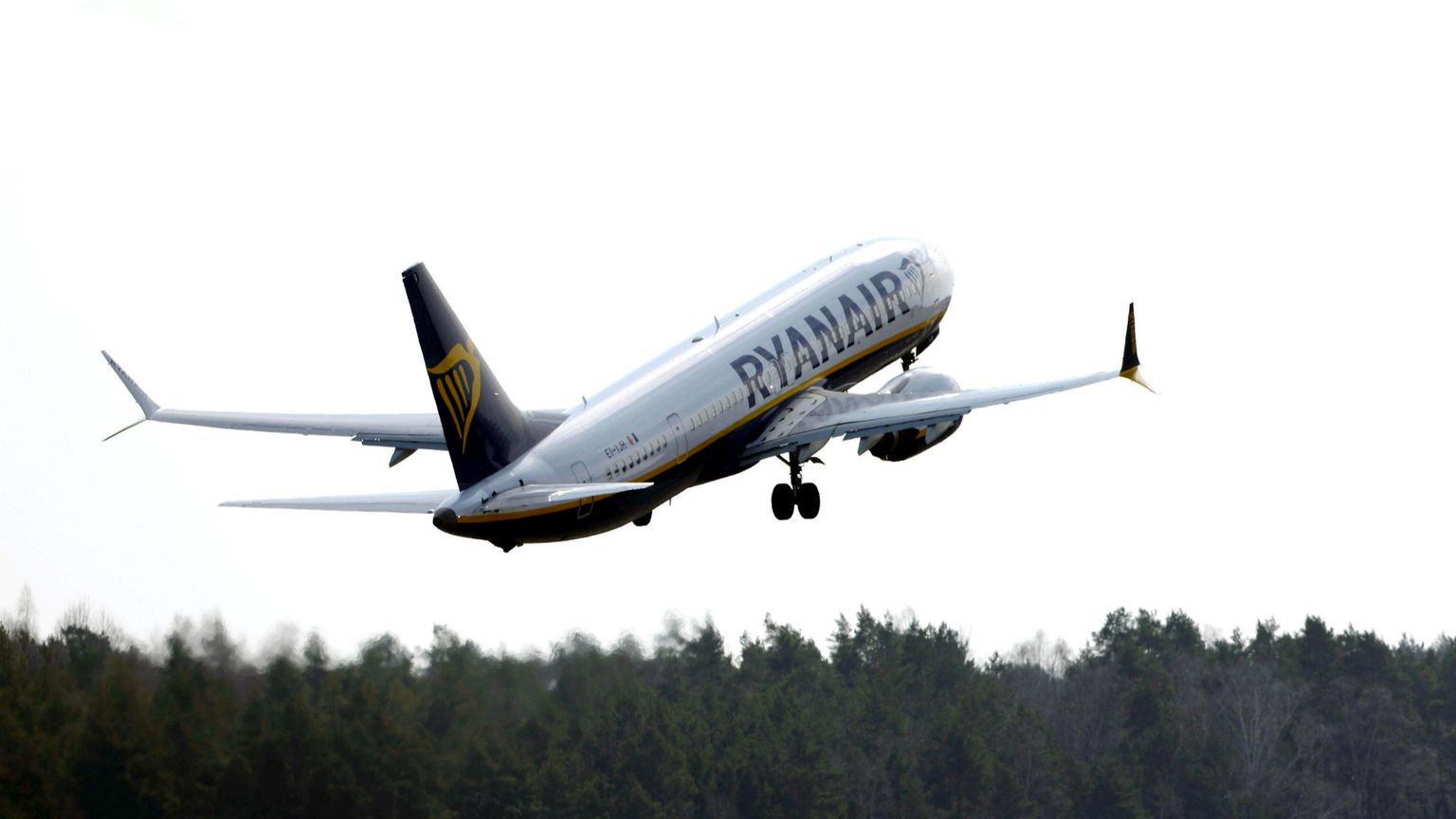 Un aeroplano della Ryanair durante il decollo