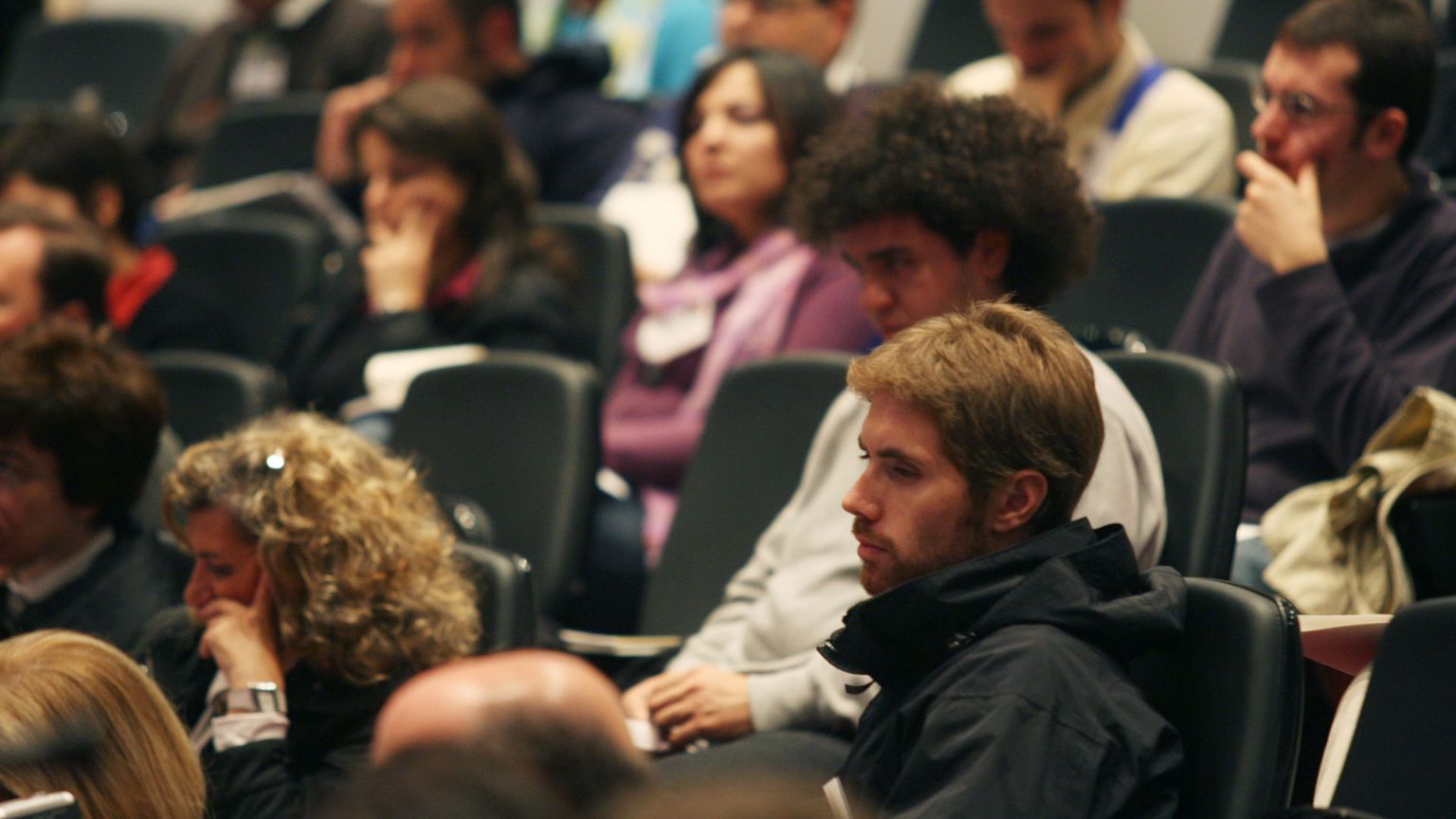 Giovani “indifferenti” alla Pasqua? Come avvicinarli alla Luce che cercano