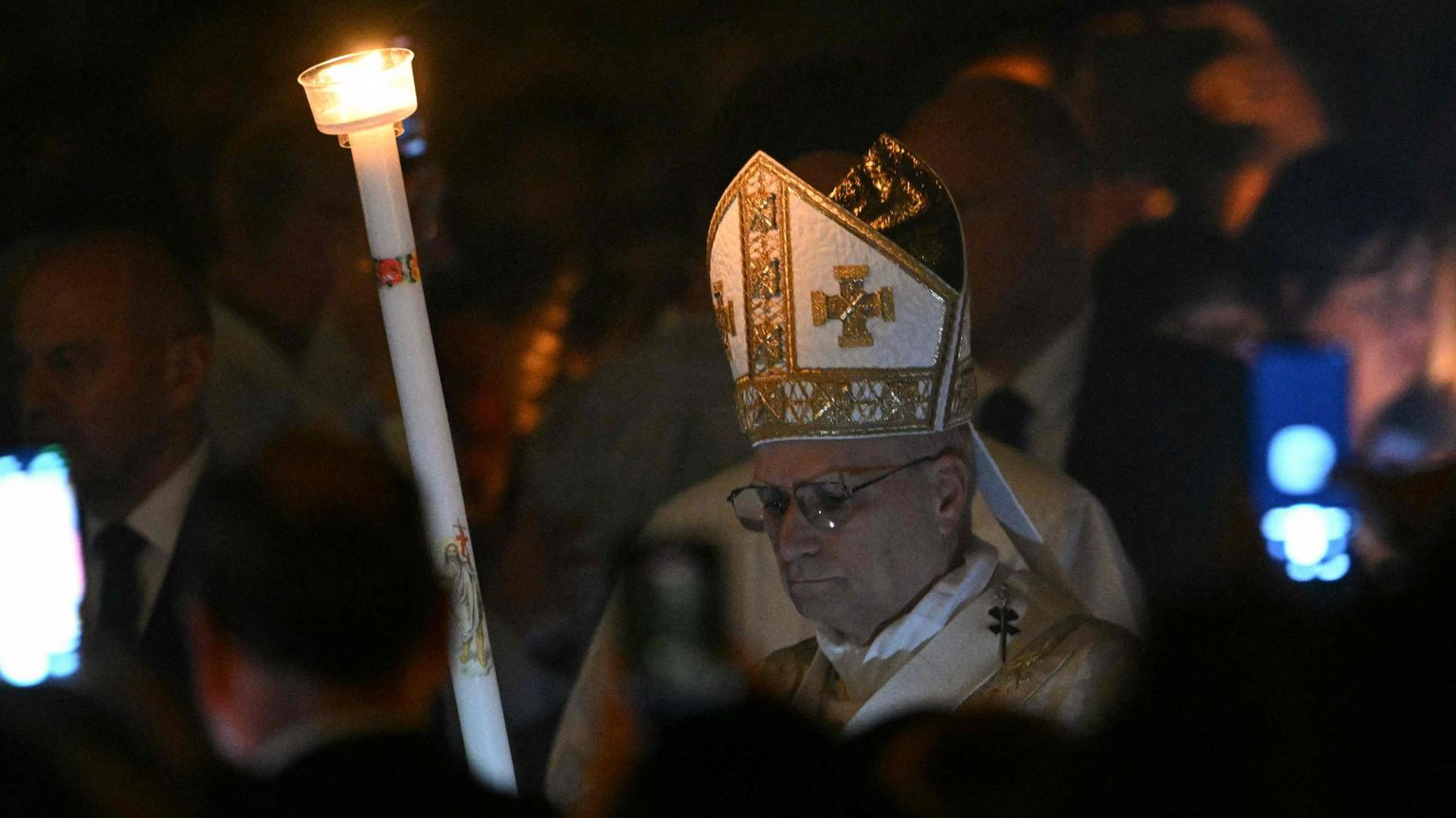 Guerre e ingiustizie come macigni.
Il Papa alla Veglia pasquale: «L’amore di Dio ci libera»