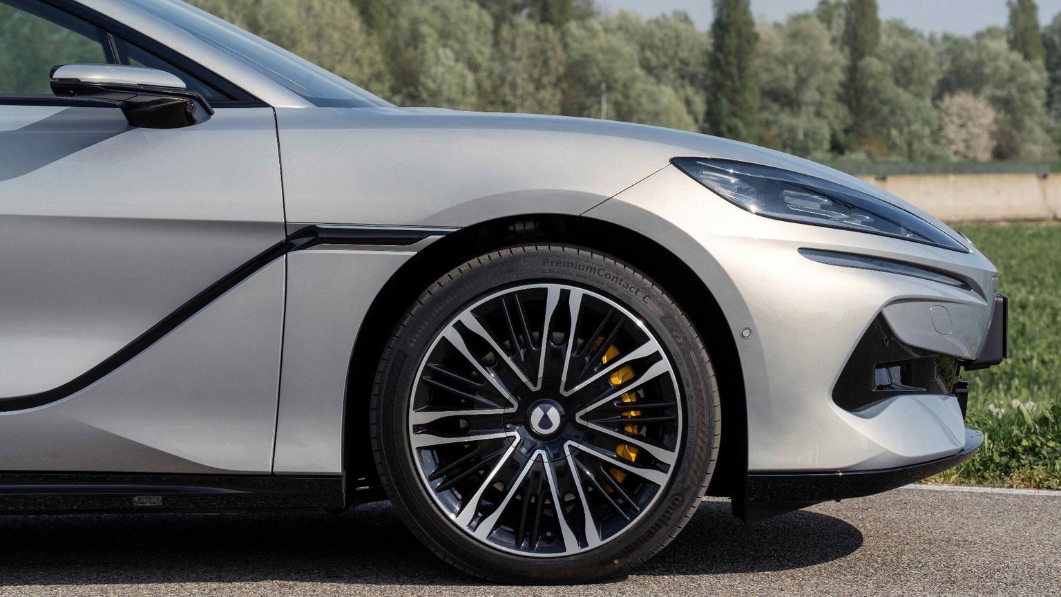 Meno di 10 minuti per la ricarica: c'è un'auto elettrica che abbatte i preconcetti