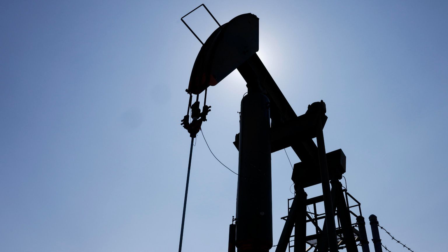 Petrolio in altalena sull’onda delle tensioni: corsa alle scorte