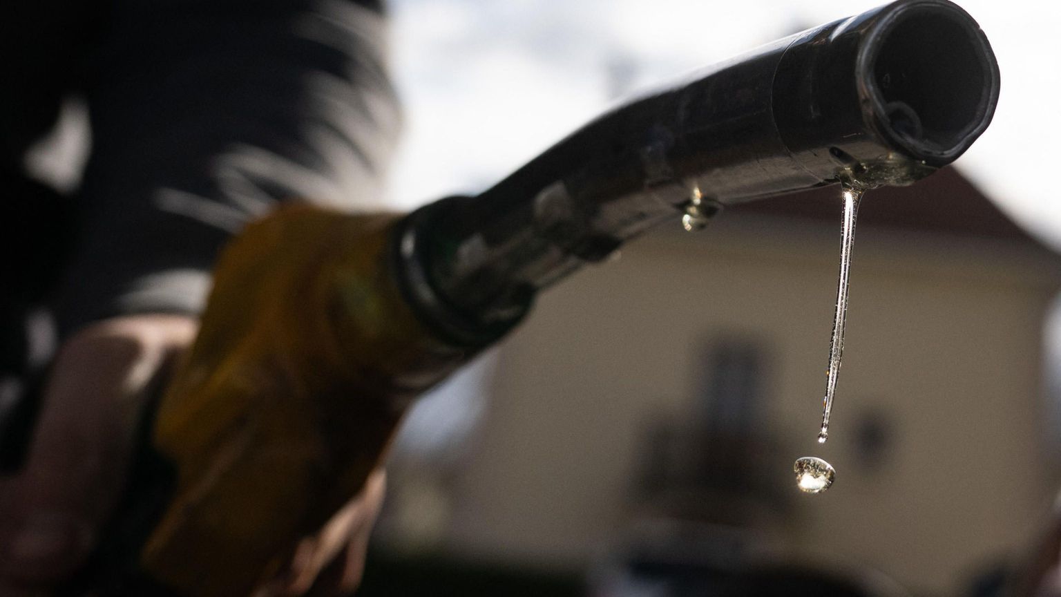 Nuova impennata del prezzo del petrolio: perché produrne di più non risolverà la crisi