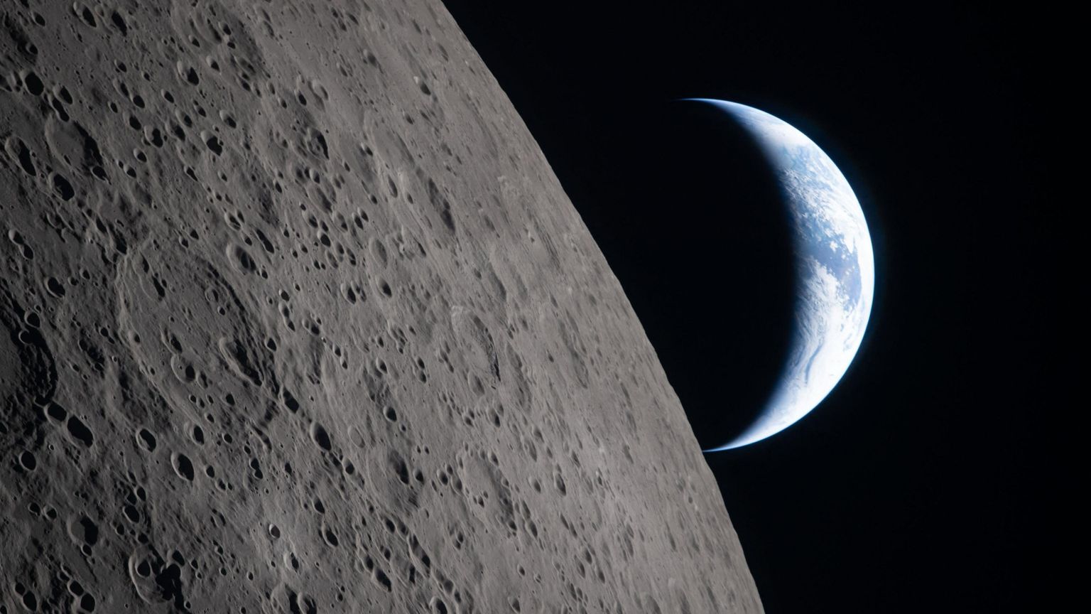 Le immagini scattate da Artemis II della Luna e della Terra