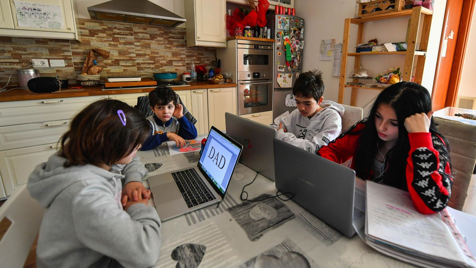 L'ipotesi (stupefacente) di tornare alla Dad per ridurre i consumi di energia? «Non è contemplata»