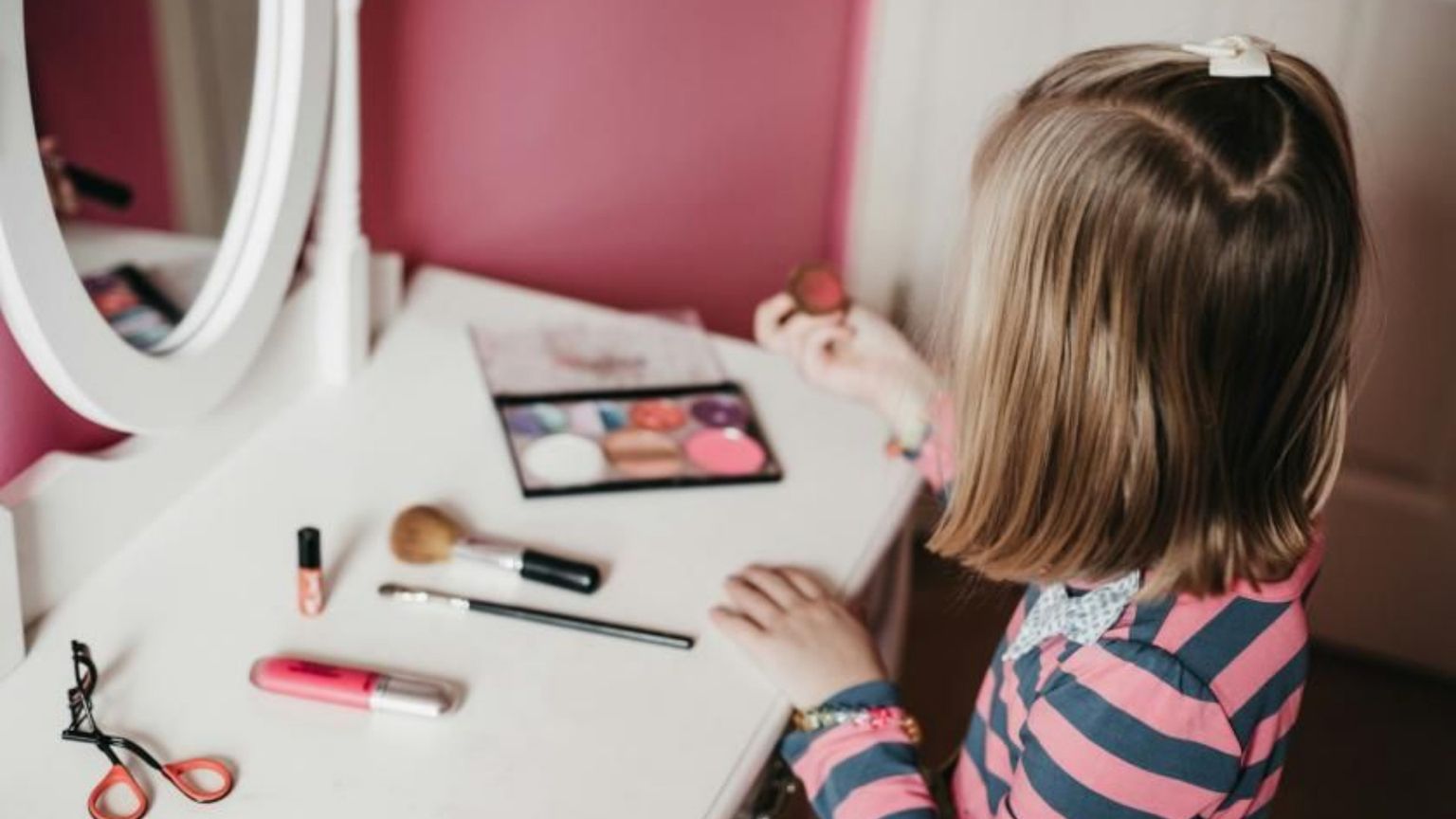 Anti-age e cosmetici per bambini? Quella pazza moda finita sotto la lente della Ue