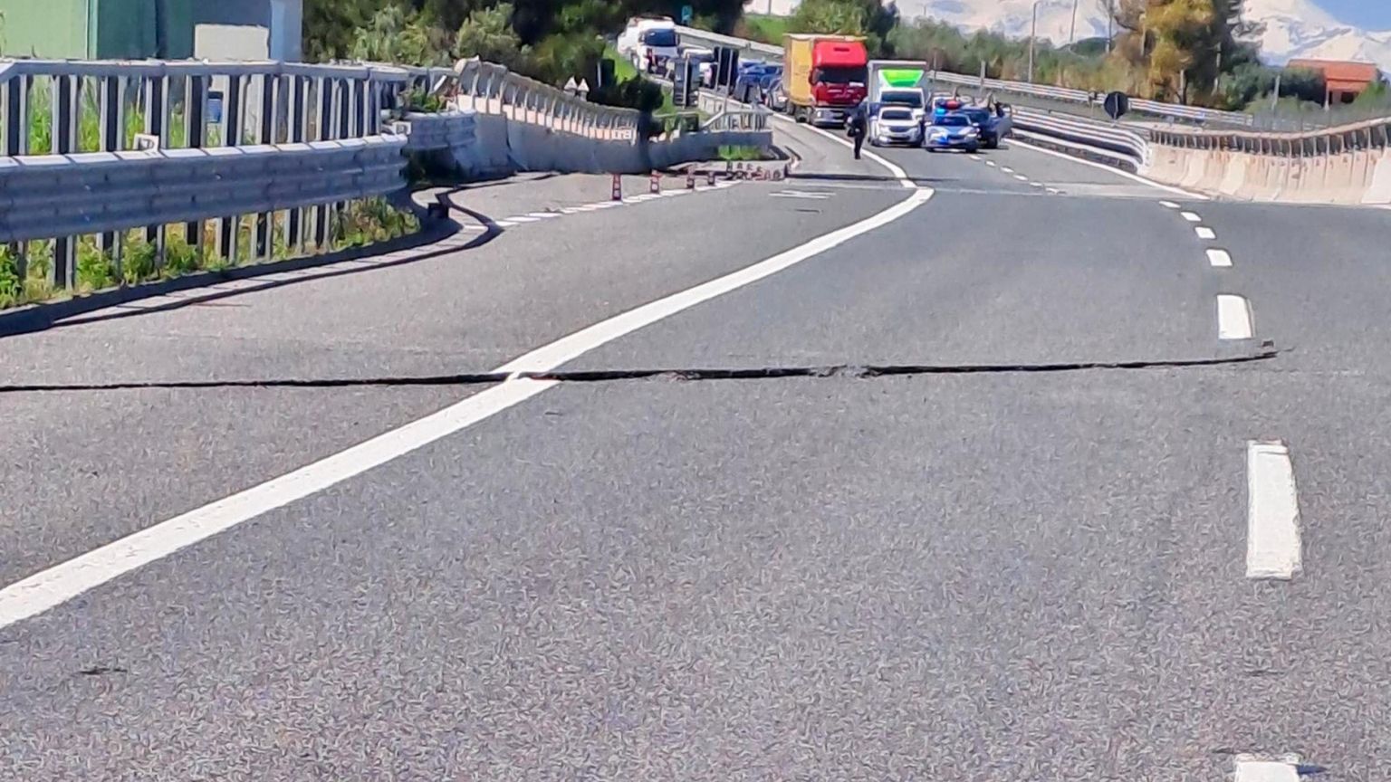 Paura in Molise, si risveglia la frana. Chiuse autostrada e linea ferroviaria