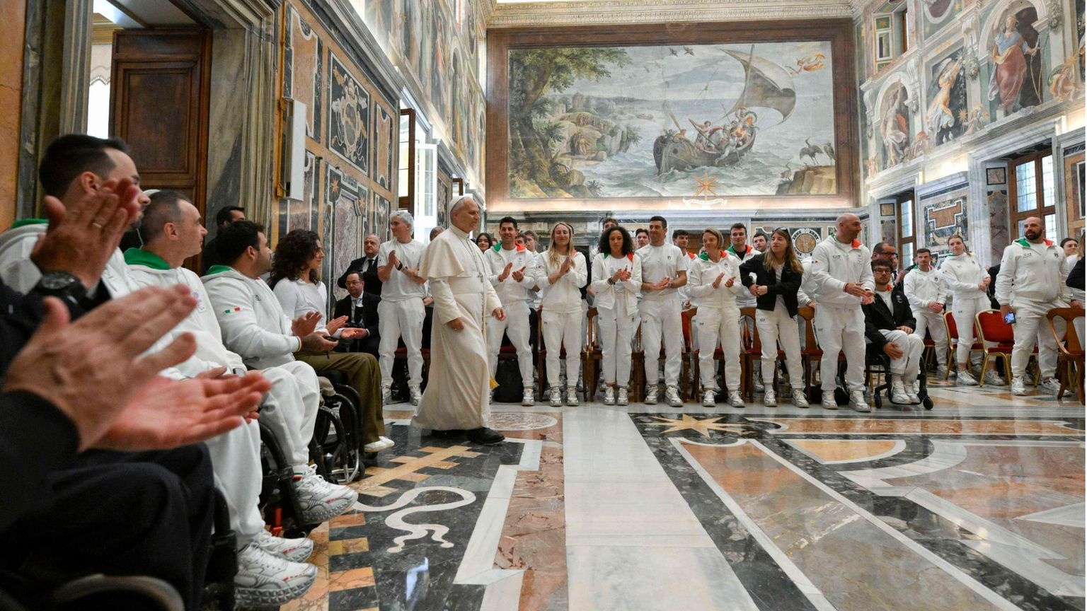 Il Papa agli atleti: «Lo sport è scuola di vita e di pace»