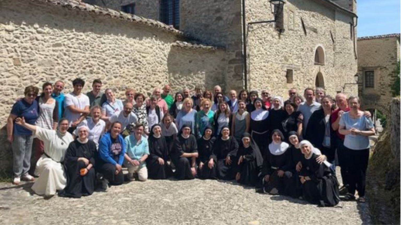 La comunità delle monache agostiniane di Pennabilli (Rimini) assieme a un gruppo di fedeli / Instagram-A.Perrone