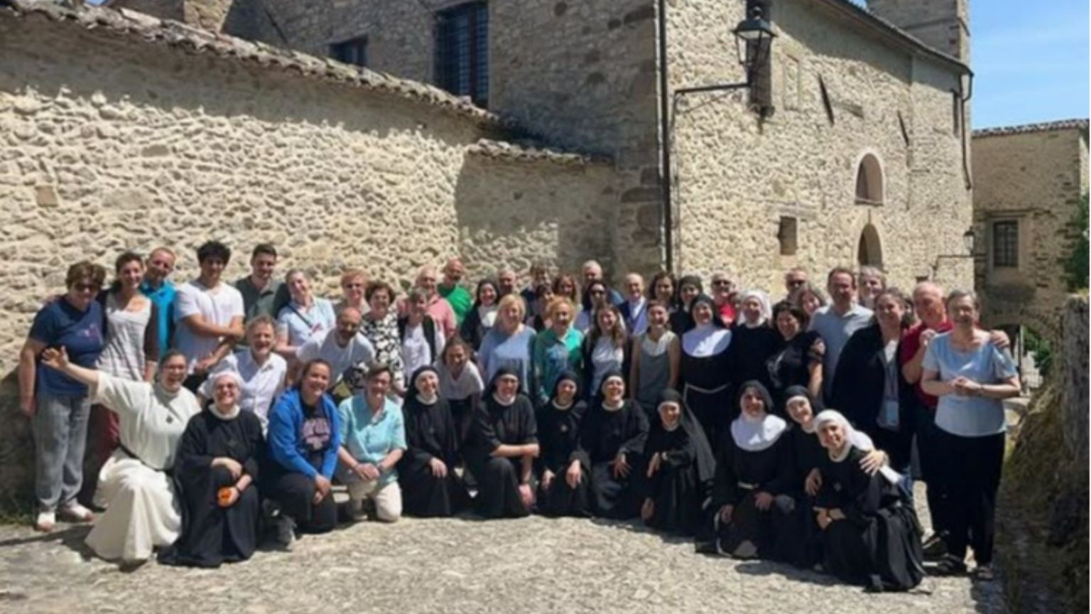 La comunità delle monache agostiniane di Pennabilli (Rimini) assieme a un gruppo di fedeli / Instagram-A.Perrone