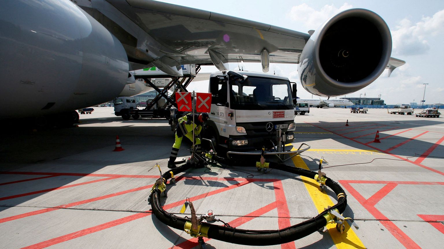 Gli aeroporti europei lanciano l’allarme: «A corto di carburante entro 20 giorni»