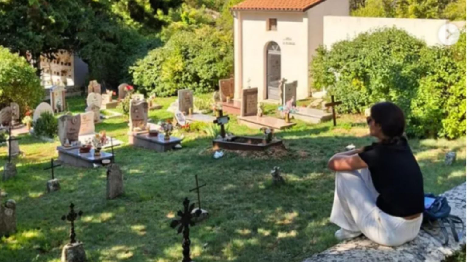 Giulia Depentor nel cimitero di Santo Stefano di Sessanio. La genealogista veneta, che è anche scrittrice e podcaster, ha fatto proprio delle ricerche cimiteriali la sua professione
