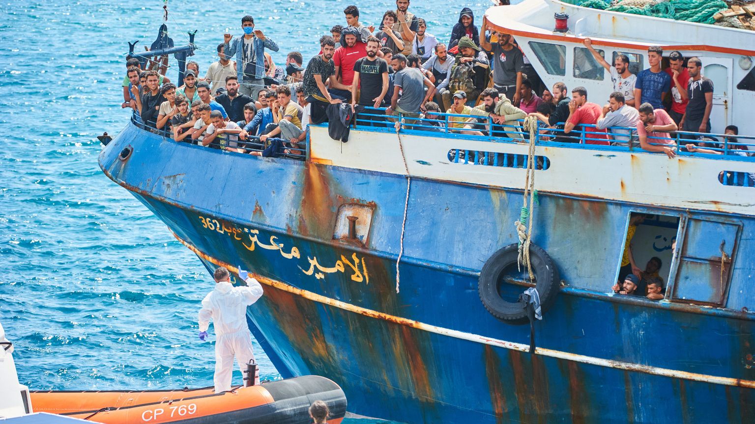 Foto d’archivio: uno sbarco di migranti a Catanzaro