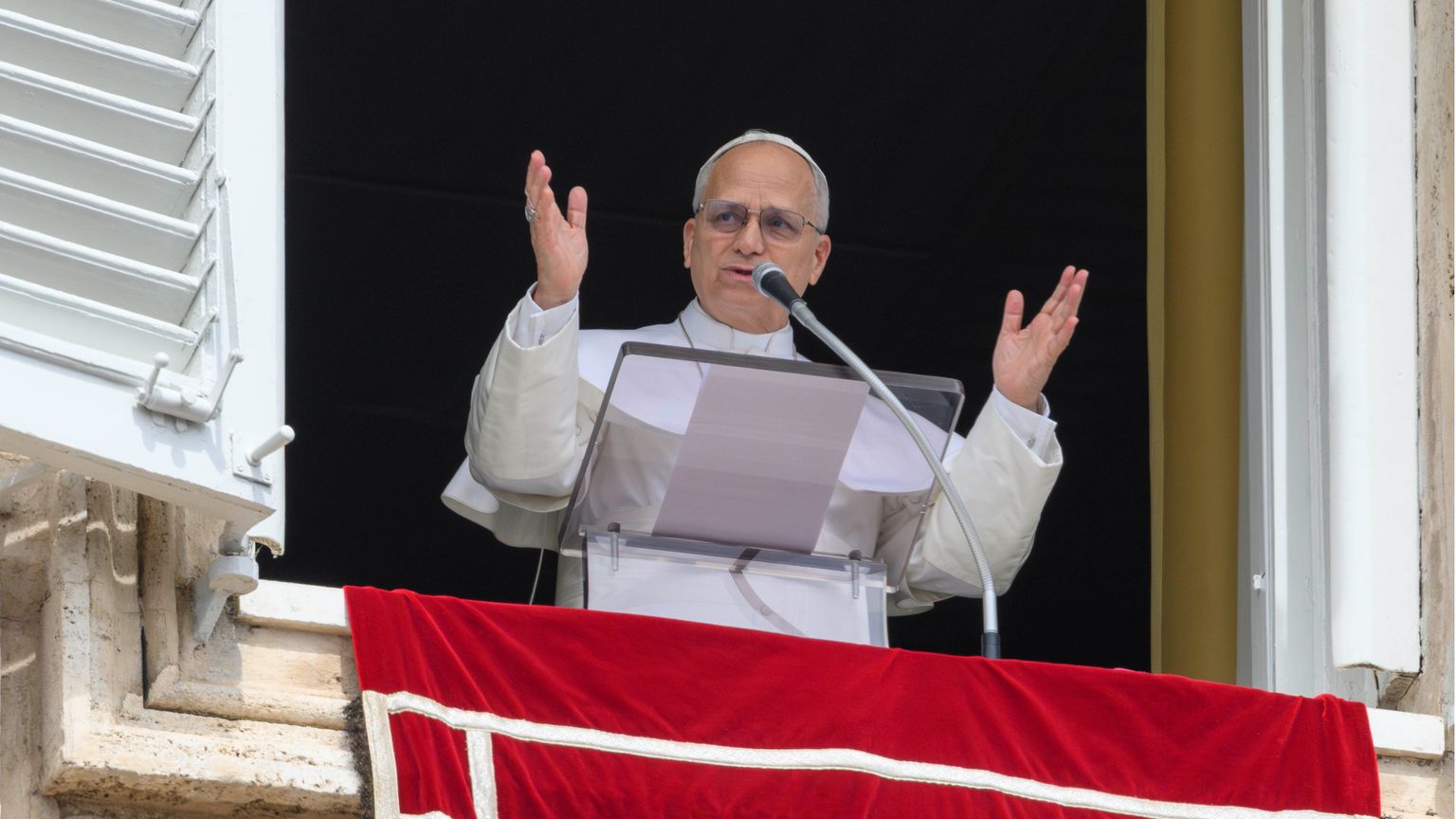 Il Papa alla preghiera del Regina Caeli in piazza San Pietro ieri, 12 aprile