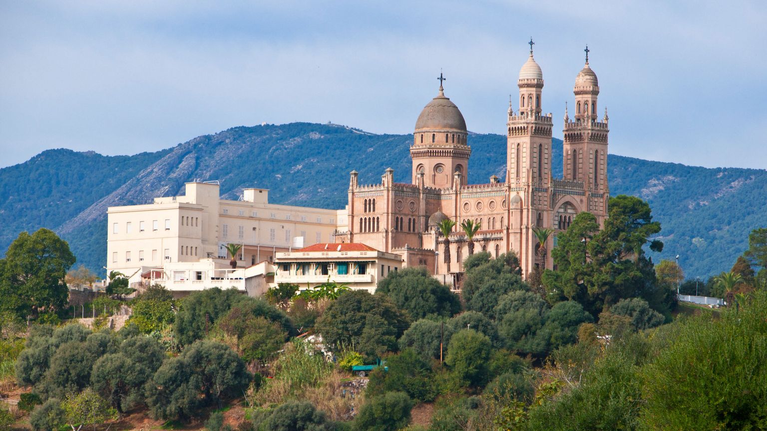 Il Papa ad Annaba. «Il figlio di Agostino oggi torna a casa»