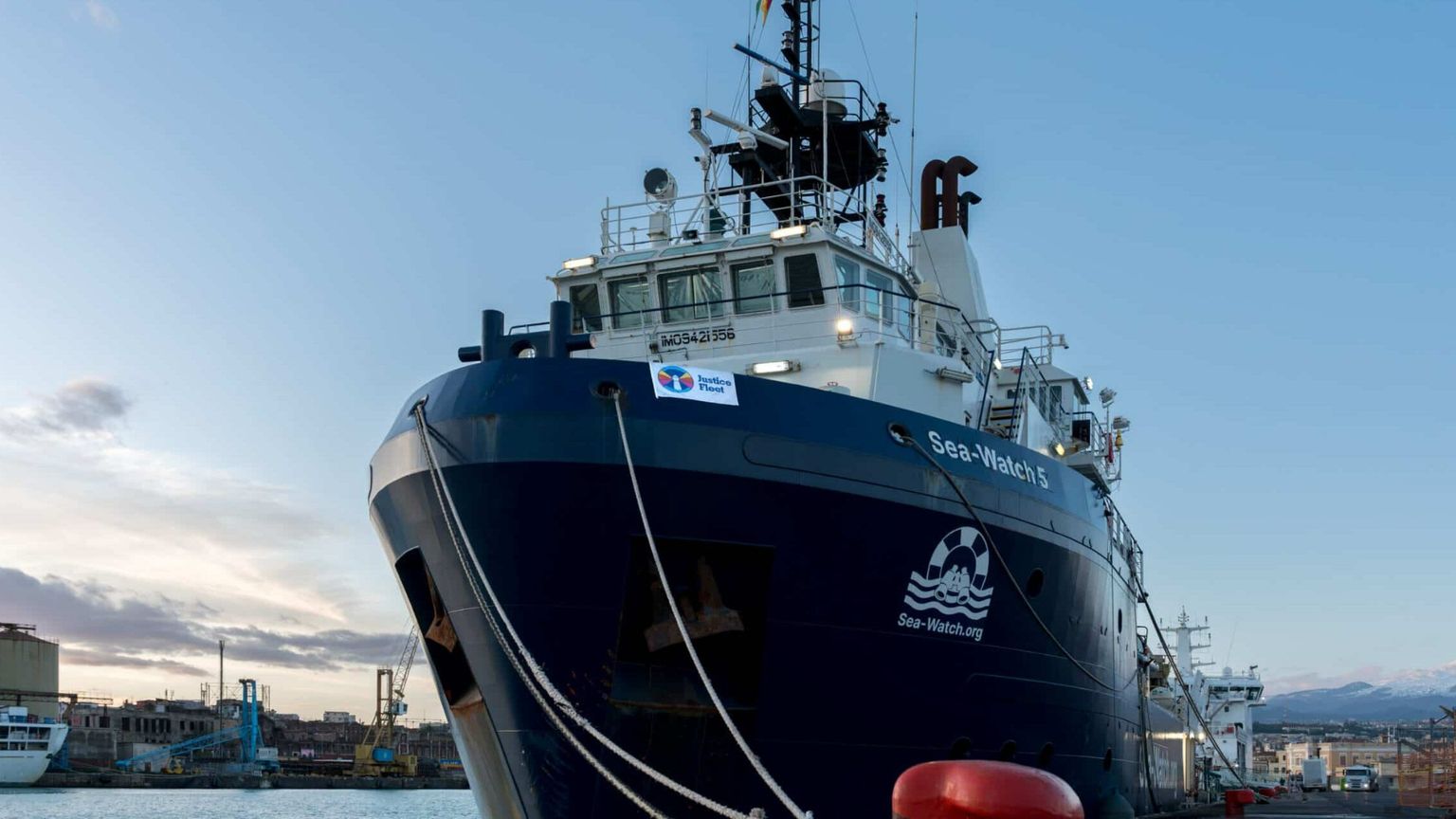 Fermata la nave che aveva soccorso i migranti bloccati sulla piattaforma petrolifera abbandonata