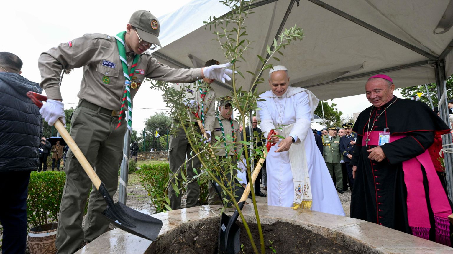 Il Papa sui passi di Agostino: «Dio è straziato dalle guerre e non sta con i prepotenti»