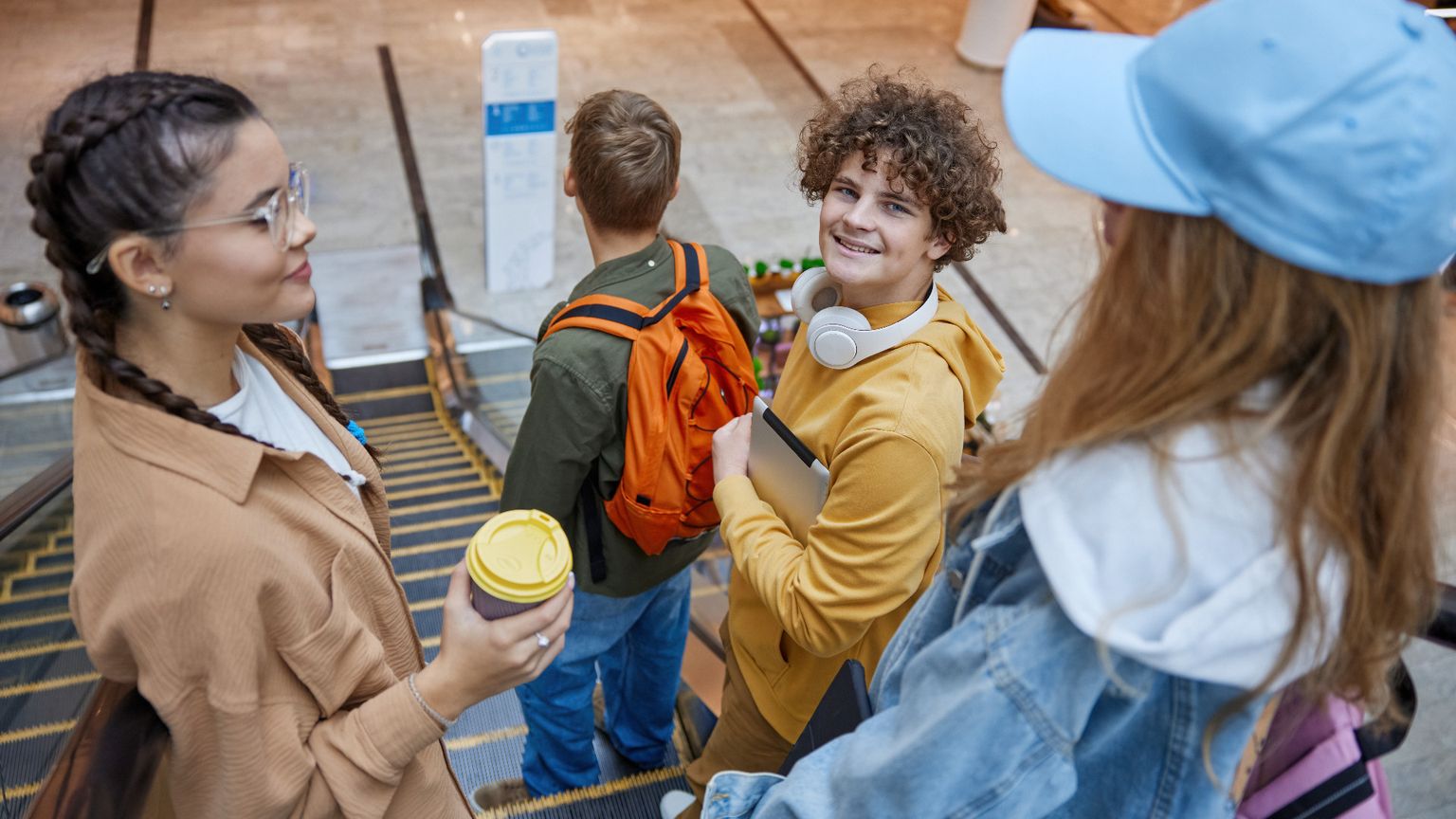 Quando i grandi imitano i giovani, più che «cool» diventano «cringe»