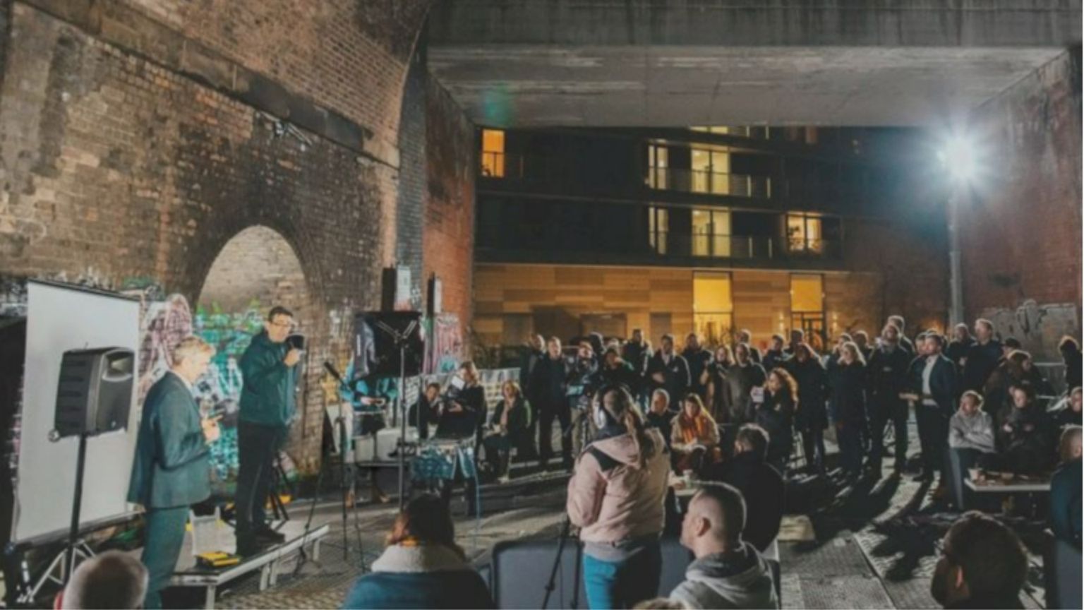 Una delle riunioni preliminari alla realizzaziome dell’Embassy Village, sotto il ponte della ferrovia di Manchester / Embassy