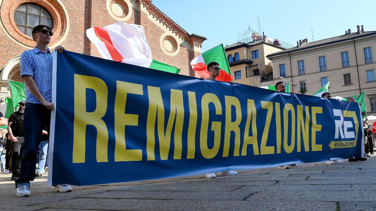 Il bluff della remigrazione. Solo uno slogan, ma pericoloso