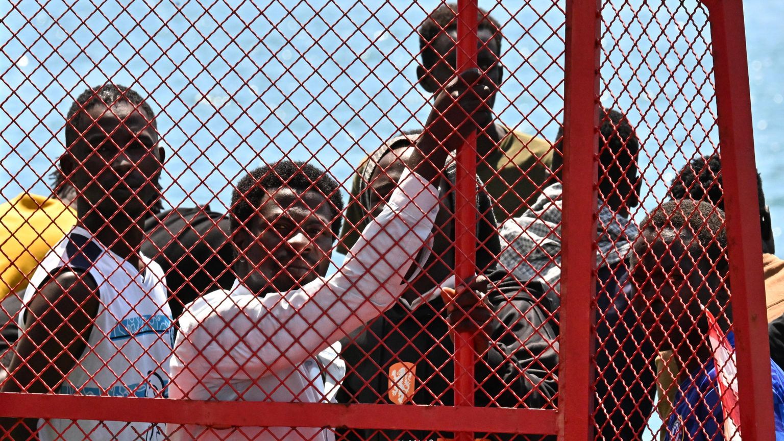 La "remigrazione" nel decreto: scontro sul premio ai rimpatri