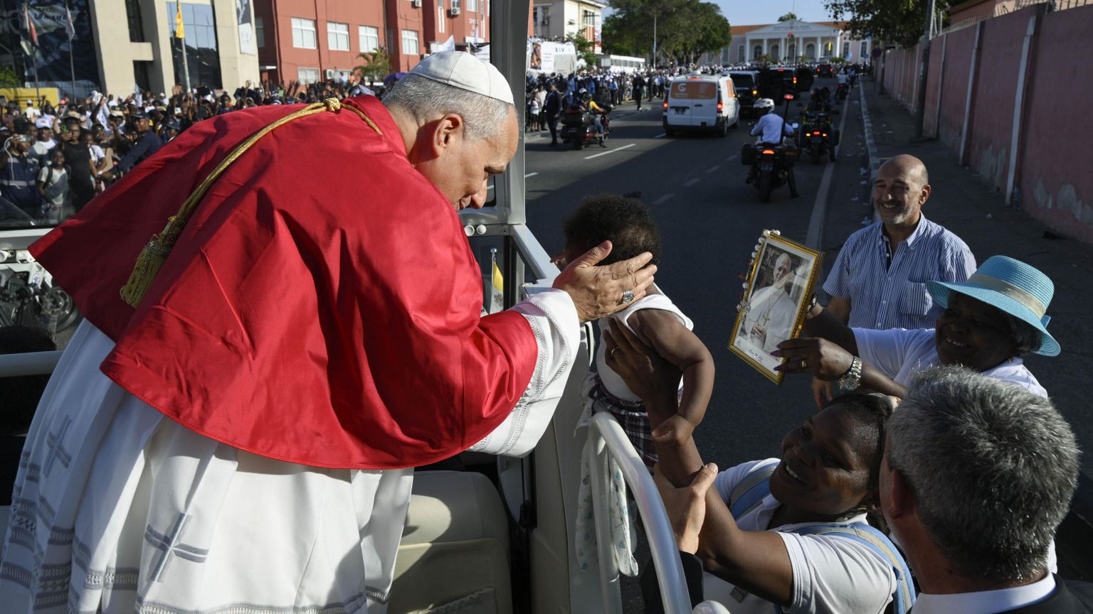 Il Papa in Angola: «Sull’Africa le mani di prepotenti interessi. La vita ridotta a merce di scambio»