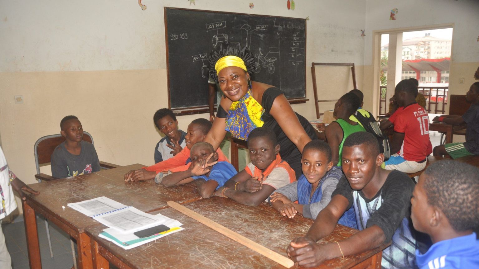 Mireille Yoga con bambini e i ragazzi del centro
